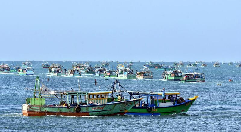 8 தமிழக படகுகளை இலங்கை அரசிடம் ஒப்படைக்க இலங்கை காவல்துறை நீதிமன்றம் உத்தரவிட்டுள்ளது.