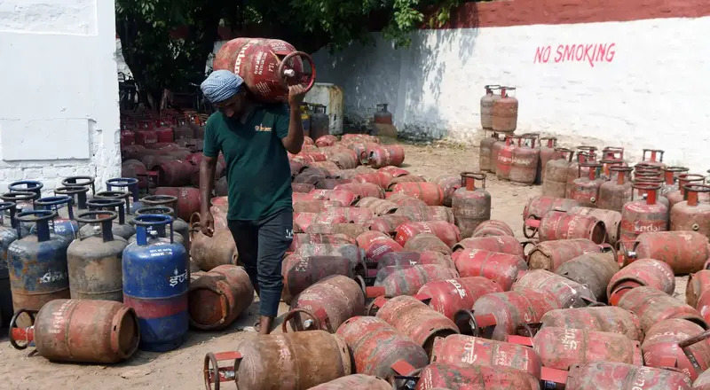 வணிகப் பயன்பாட்டு சிலிண்டர்கள் விலை 76 ரூபாய் குறைந்தது