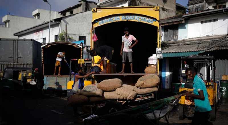 இலங்கையில்  ஒரு கிலோ அரிசி  500 ரூபாவாக உயரும் அபாயம்! அரிசியை வாங்கிக் குவிக்கும் மக்கள்!