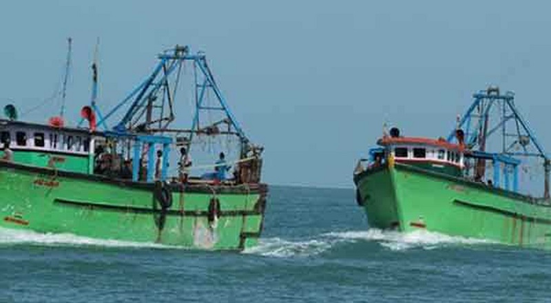 யாழ் மாவட்ட செயலகத்துக்கு முன்னால் மீனவர்கள் ஆர்ப்பாட்டம்!