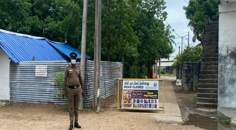 வாள்வெட்டுக் குழு பெரும் அட்டகாசம் ; பல சொத்துக்கள் சேதம்; மூவர் படுகாயம்!