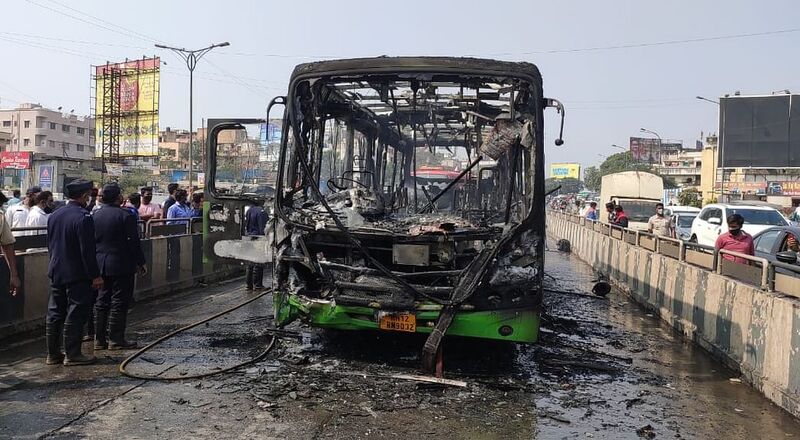 இயற்கை எரிவாயுவால் இயங்கும் பேருந்து நடுவழியில் திடீரென தீப்பற்றி எரிந்த சம்பவம்.